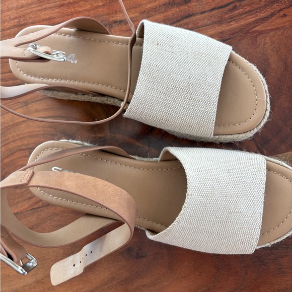 Platform Sandals - Picture 3 of 4